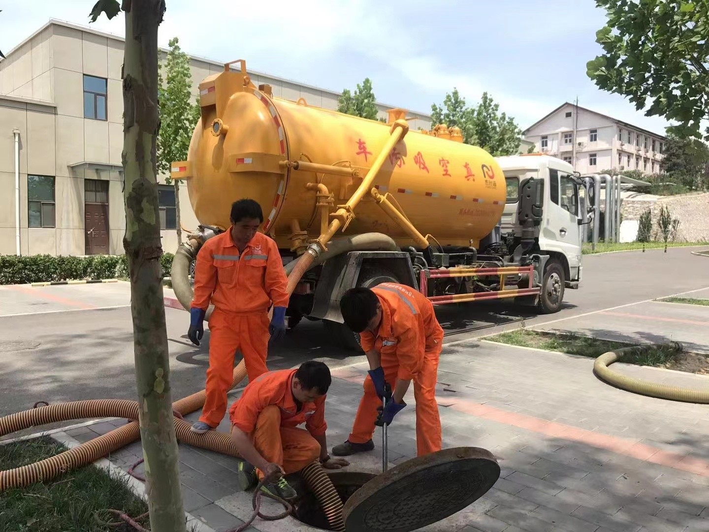 新政镇化粪池清理与5-8吨吸粪车施工效率分析
